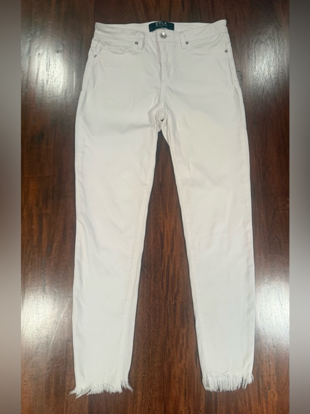 Women’s DTLA White Mid Rise Skinny Jeans. Size 28